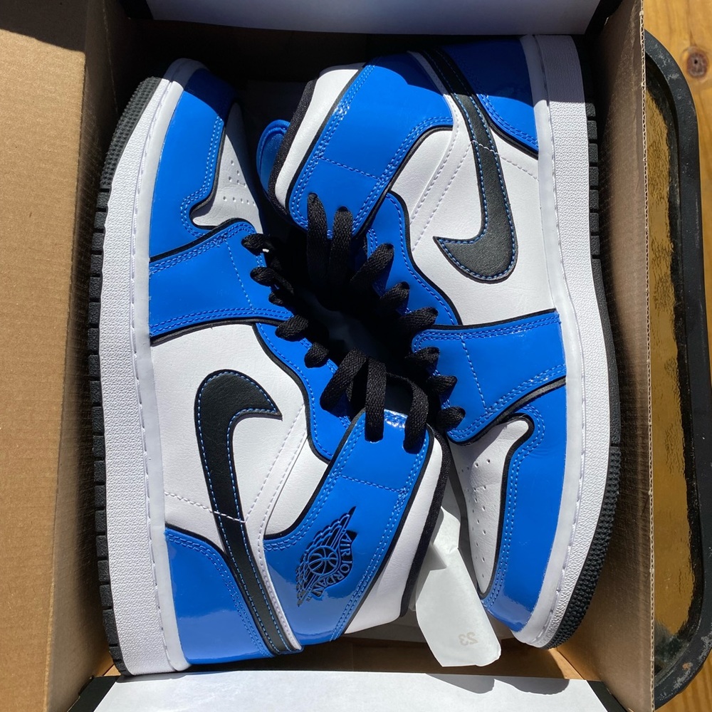 Jordan 1 Mid Signal Blue